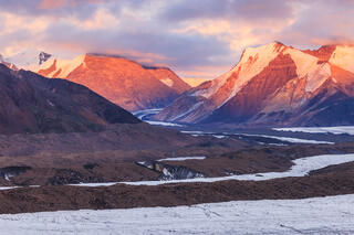 Some of the streaks created by the Russell Glacier destrying the mountains it lives on. 